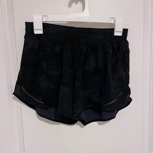 Black camo Lululemon Hotty Hot shorts size 8 4”